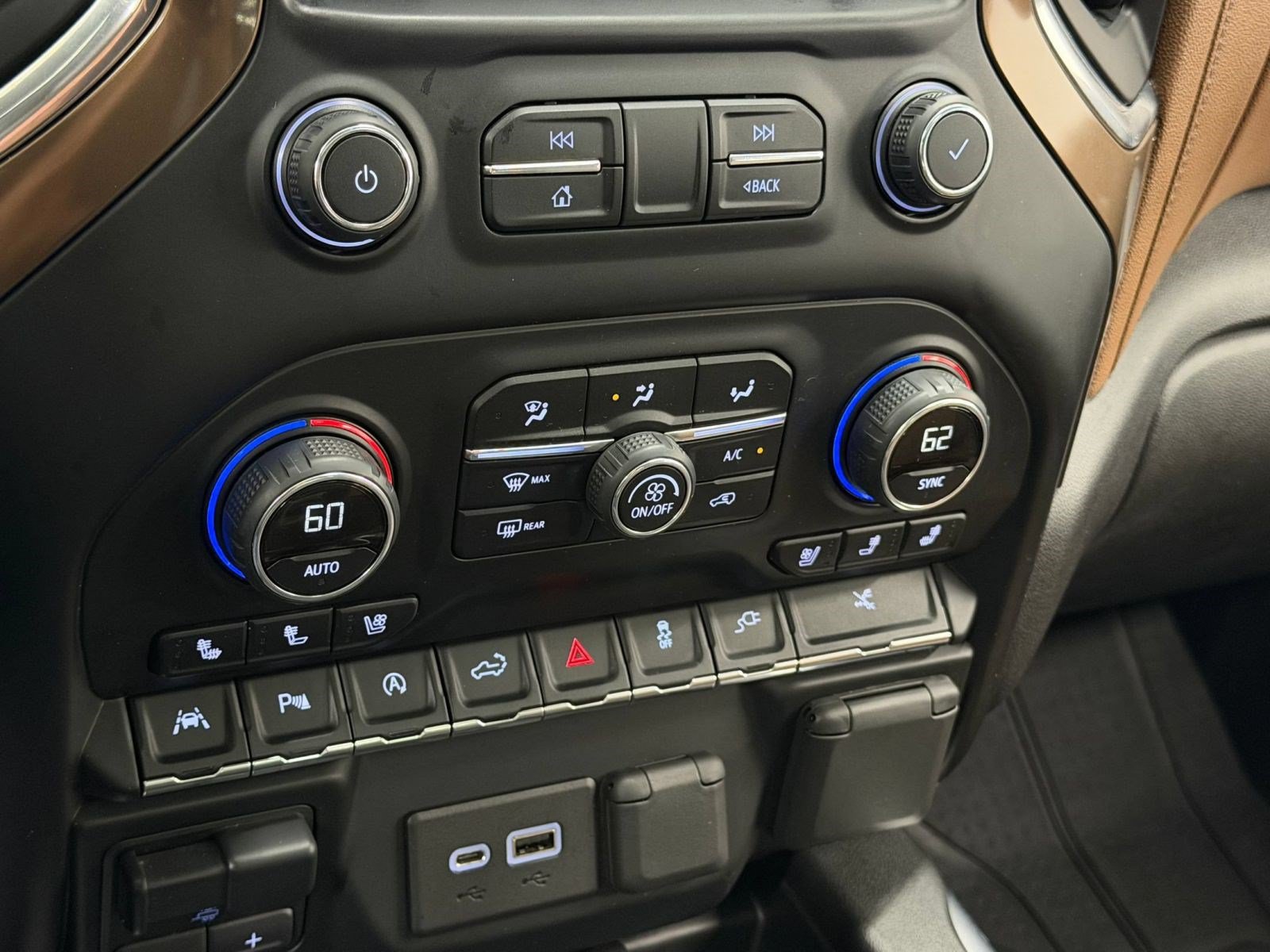 Used 2019 Chevrolet Silverado 1500 High Country w/ Technology Package AWD/4WD image 18