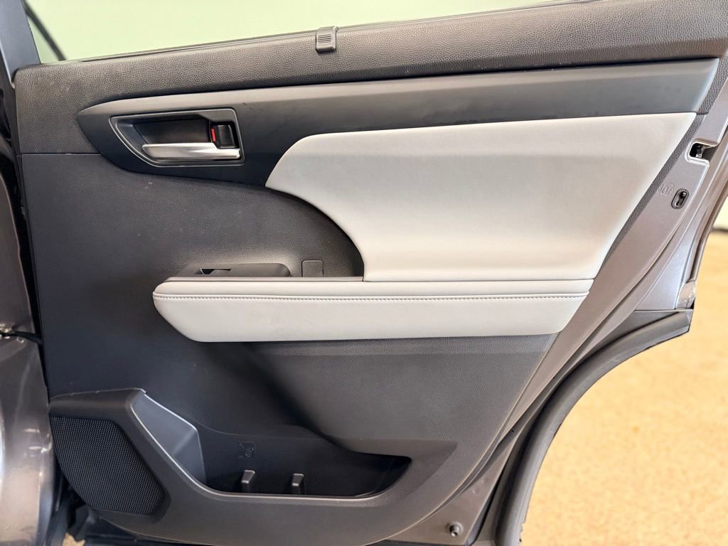 Used 2022 Toyota Highlander XLE image 24