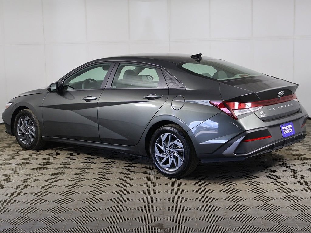 Used 2024 Hyundai Elantra SEL FWD image 8