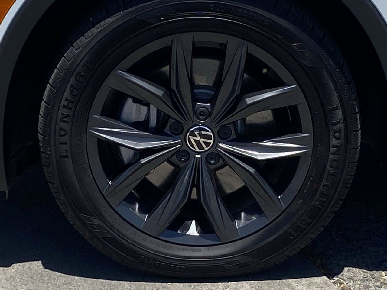 Used 2024 Volkswagen Tiguan SE AWD/4WD image 8