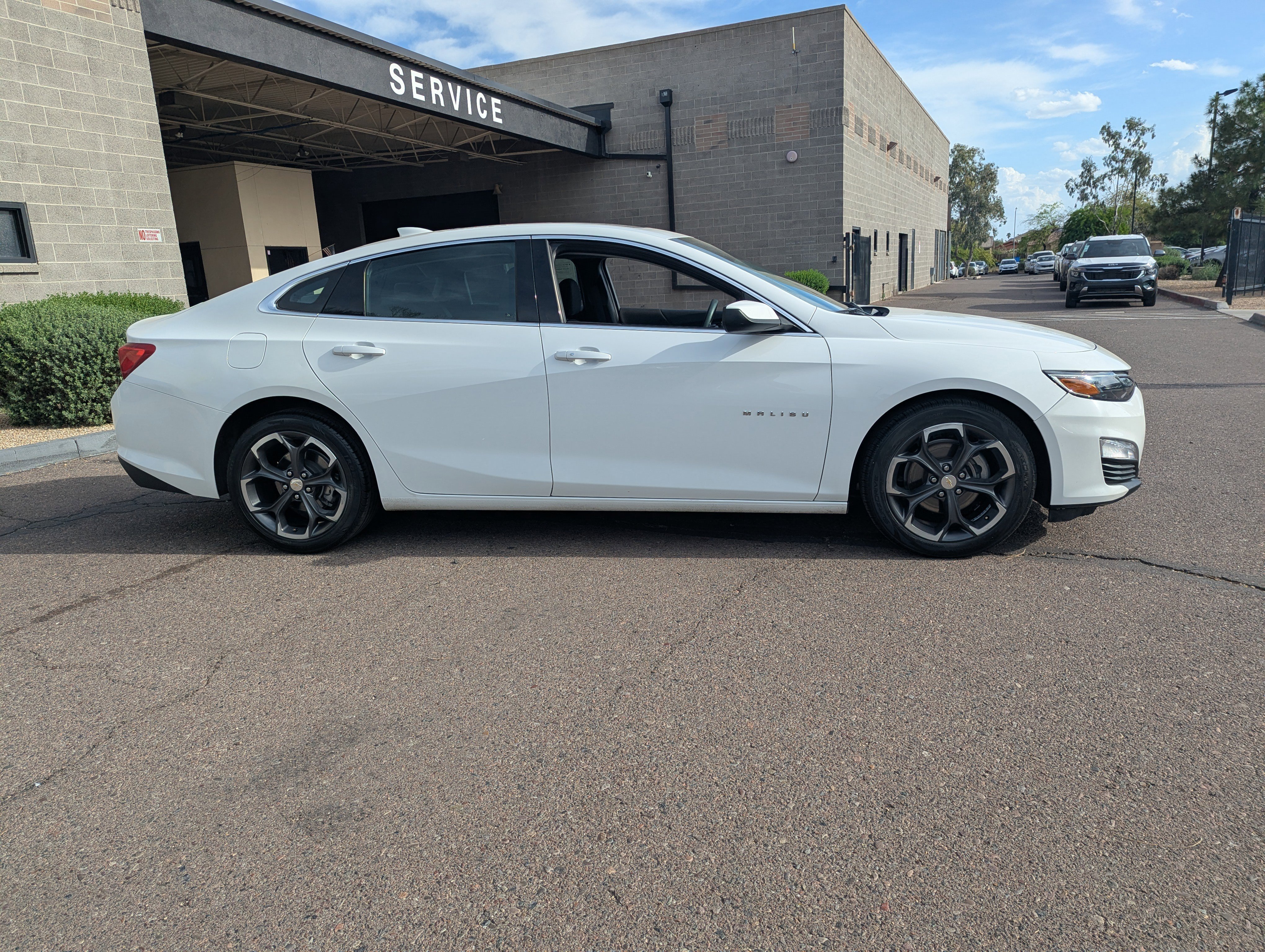 Used 2023 Chevrolet Malibu LT image 2