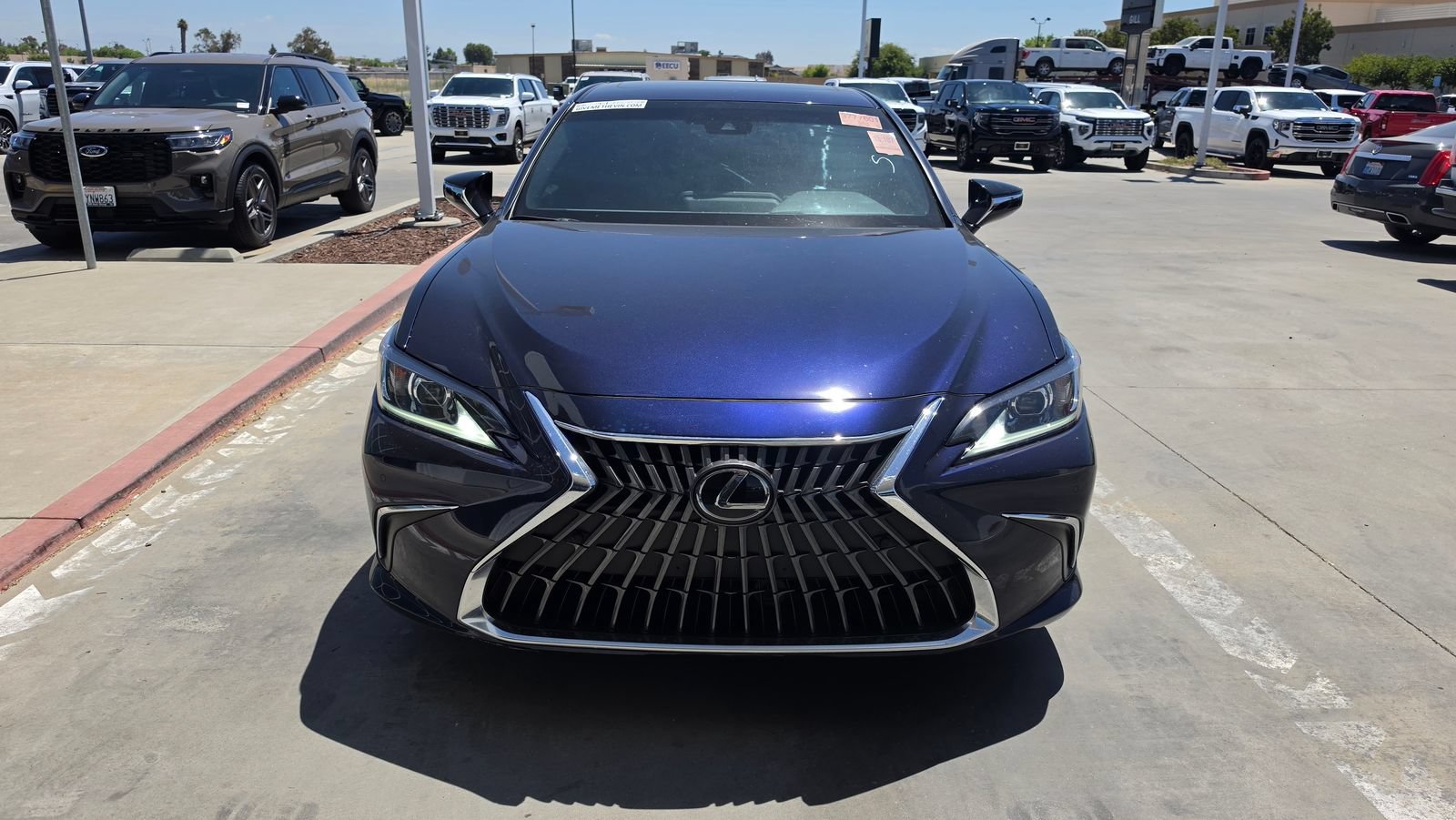 Used 2025 Lexus ES 300h w/ Premium Package FWD image 2