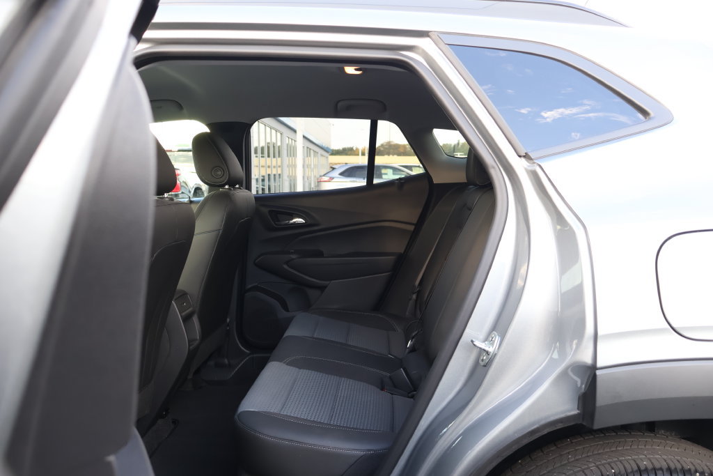 Used 2025 Chevrolet Trax LT w/ Driver Confidence Package FWD image 31