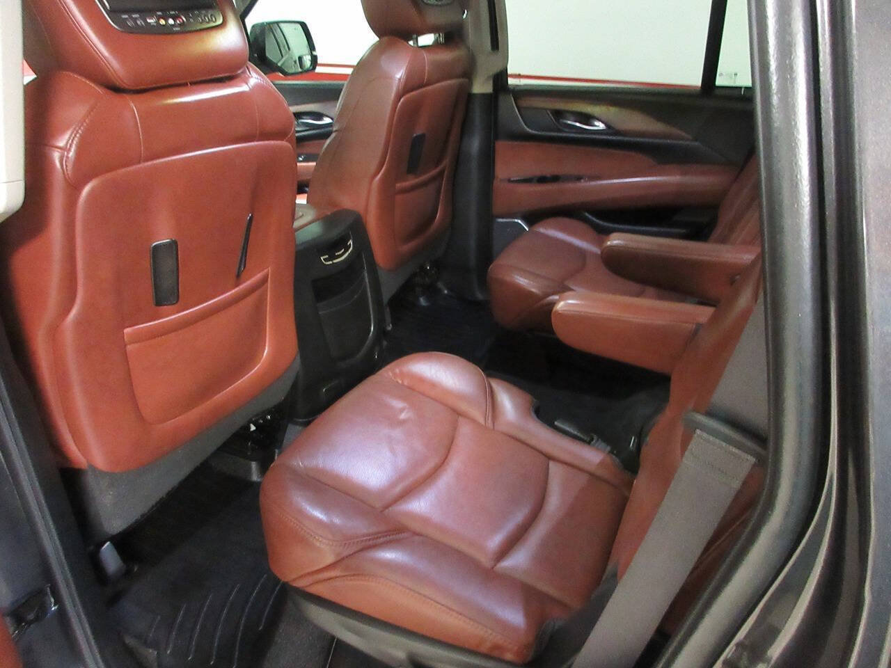 Used 2017 Cadillac Escalade Luxury AWD/4WD image 16