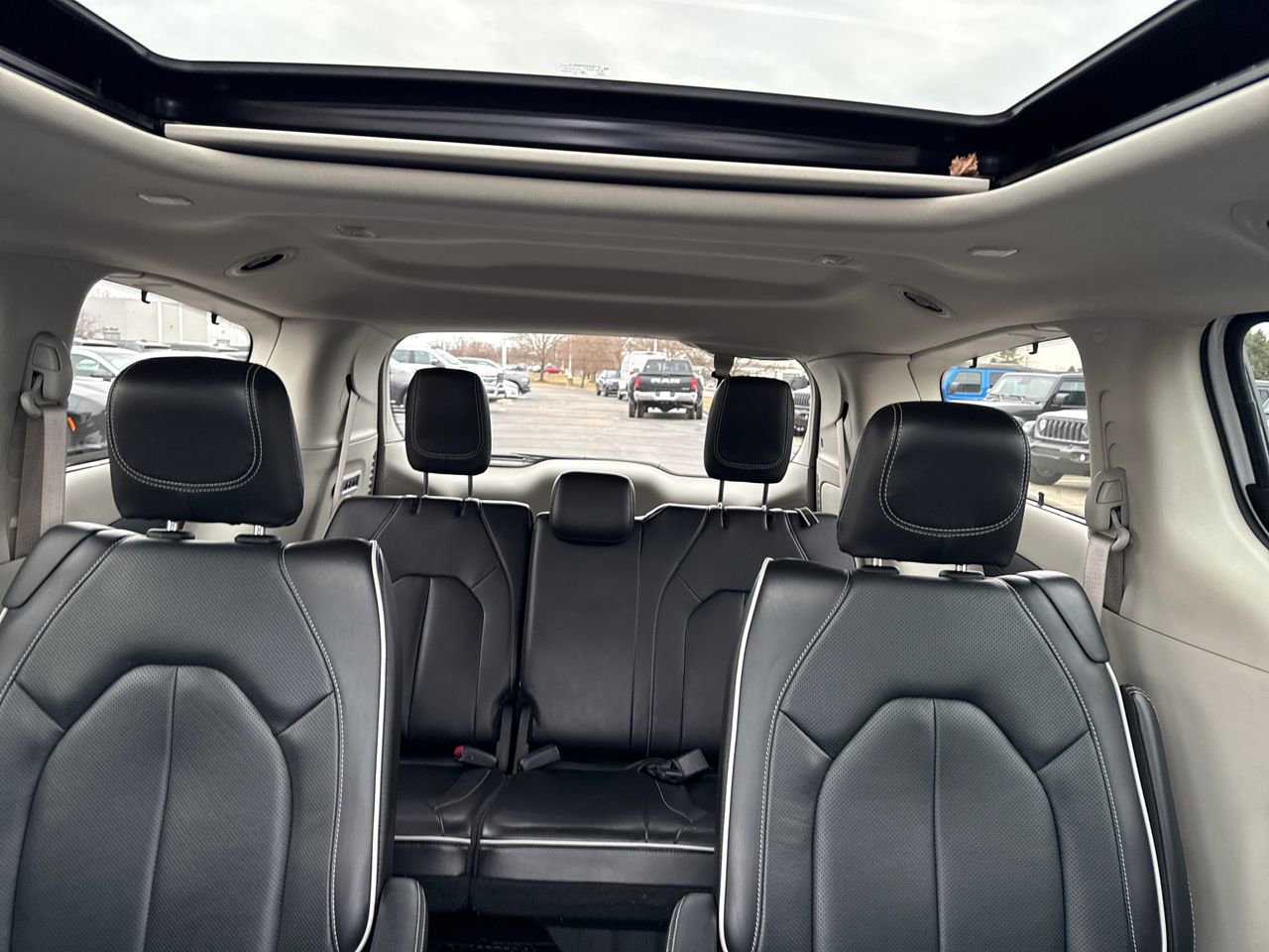 Used 2022 Chrysler Pacifica Limited image 27