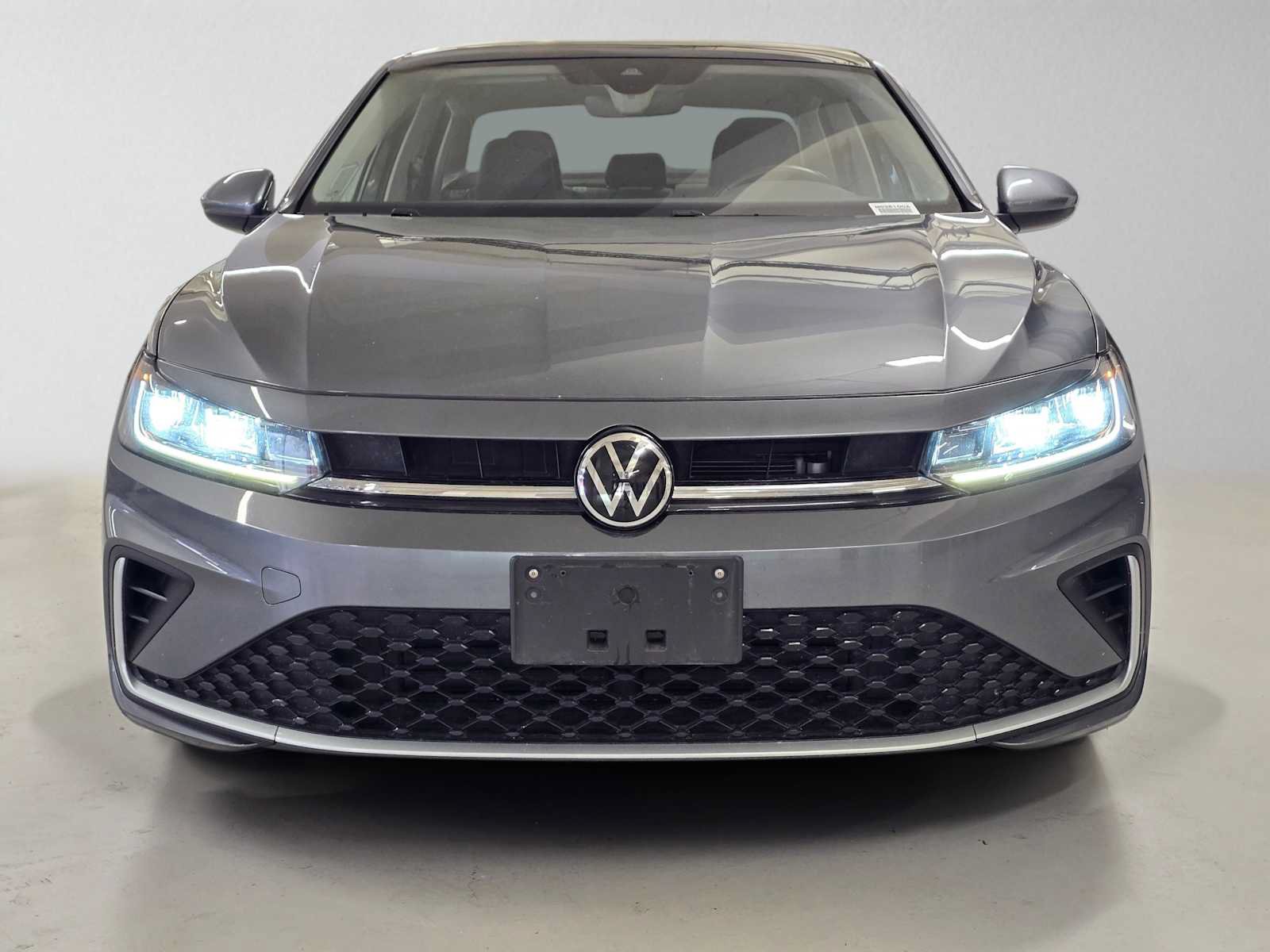 Used 2025 Volkswagen Jetta SE FWD image 8
