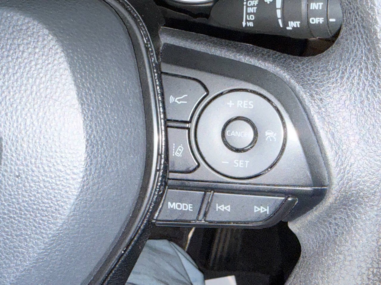 Used 2021 Toyota RAV4 XLE FWD image 20