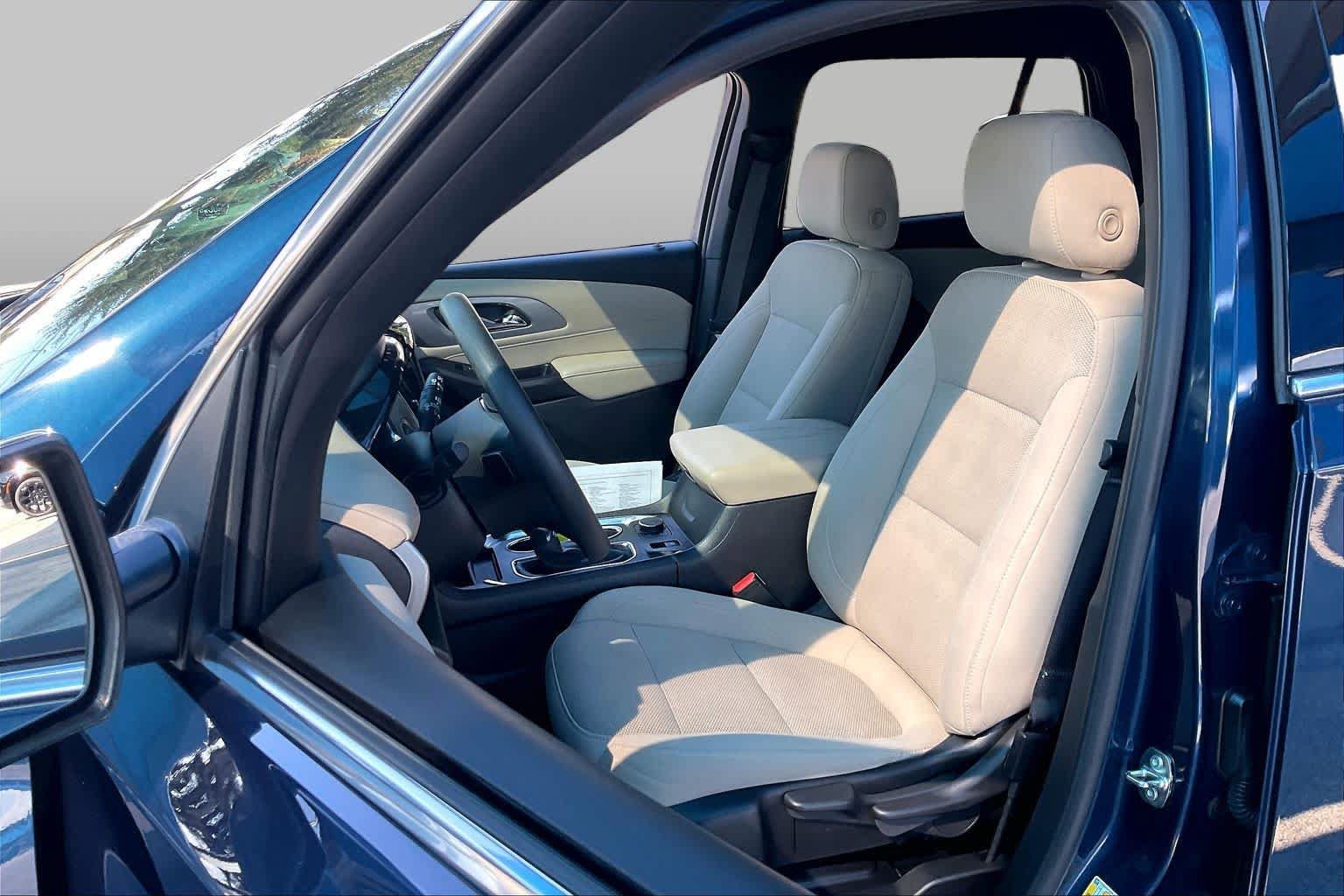 Used 2023 Chevrolet Traverse LS w/ Safety Package FWD image 9