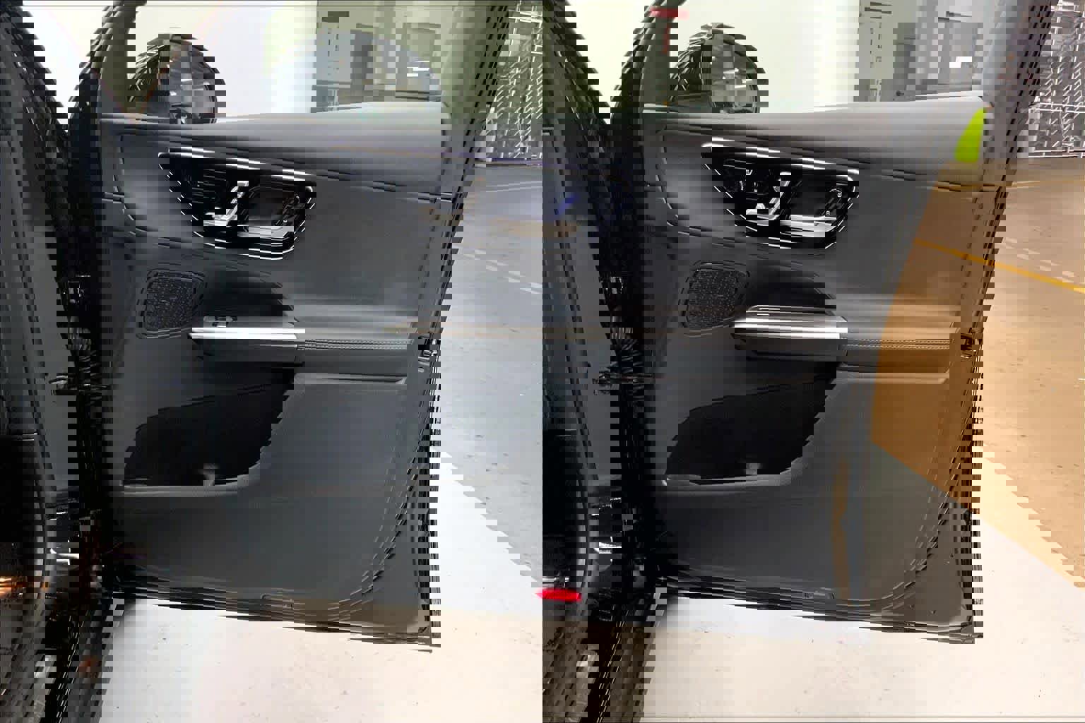 Used 2025 Mercedes-Benz GLC 300 image 9