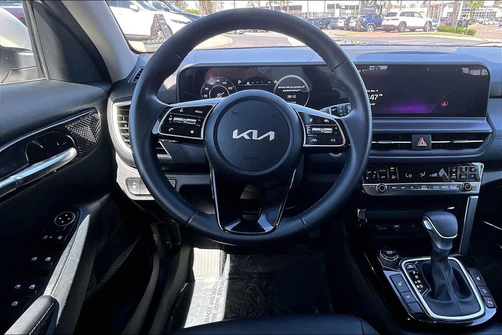 Used 2025 Kia Seltos EX FWD image 8