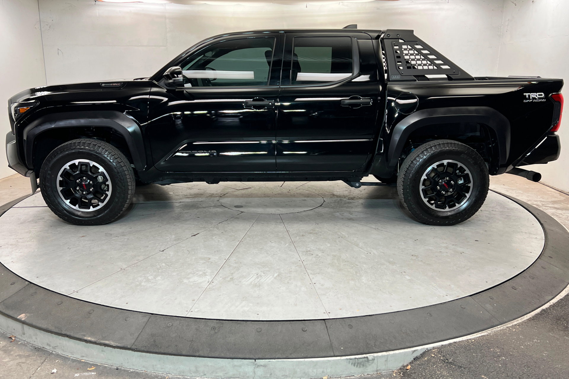 Used 2025 Toyota Tacoma TRD Off-Road w/ TRD Off Road Upgrade Package AWD/4WD image 2