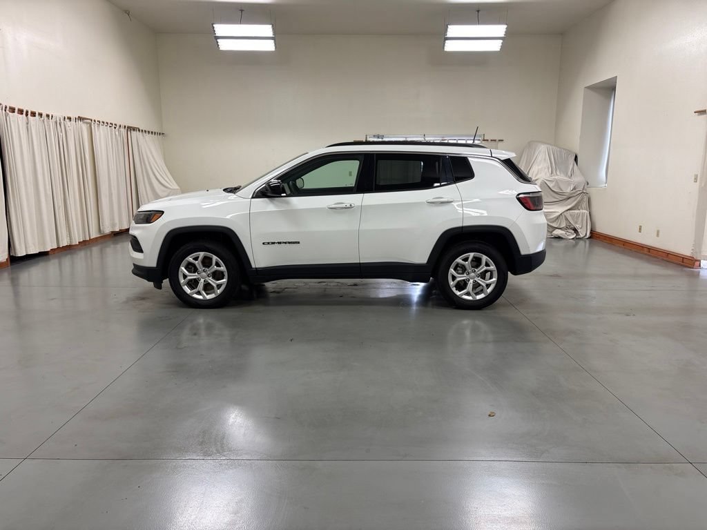 Used 2024 Jeep Compass Latitude AWD/4WD image 5