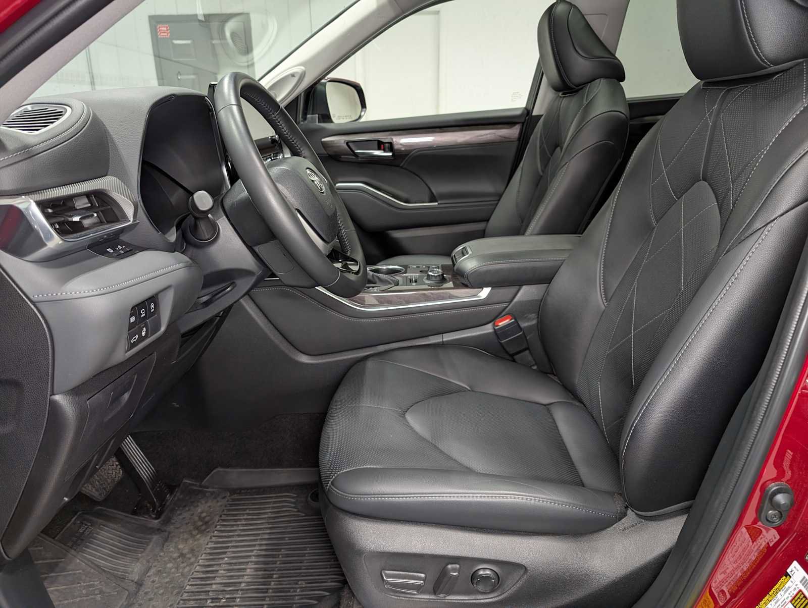 Used 2024 Toyota Highlander Platinum image 4