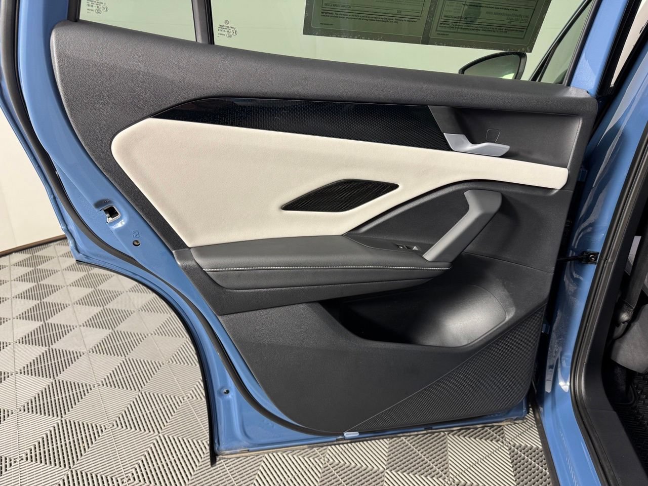 Used 2025 Volkswagen Tiguan SE w/ Panoramic Sunroof Package AWD/4WD image 33