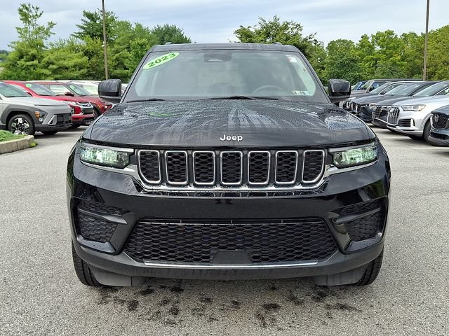 Used 2023 Jeep Grand Cherokee Laredo X AWD/4WD image 2