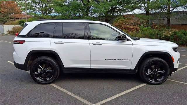 Used 2024 Jeep Grand Cherokee Altitude image 9