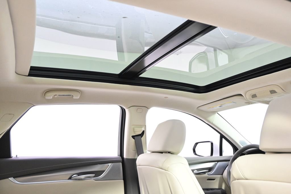 New 2025 Cadillac XT5 Premium Luxury w/ LPO, Floor Liner Package AWD/4WD image 17