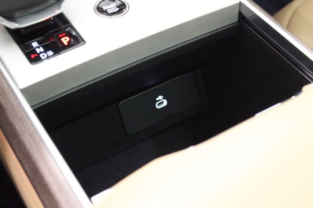 Used 2025 Land Rover Range Rover SE image 32