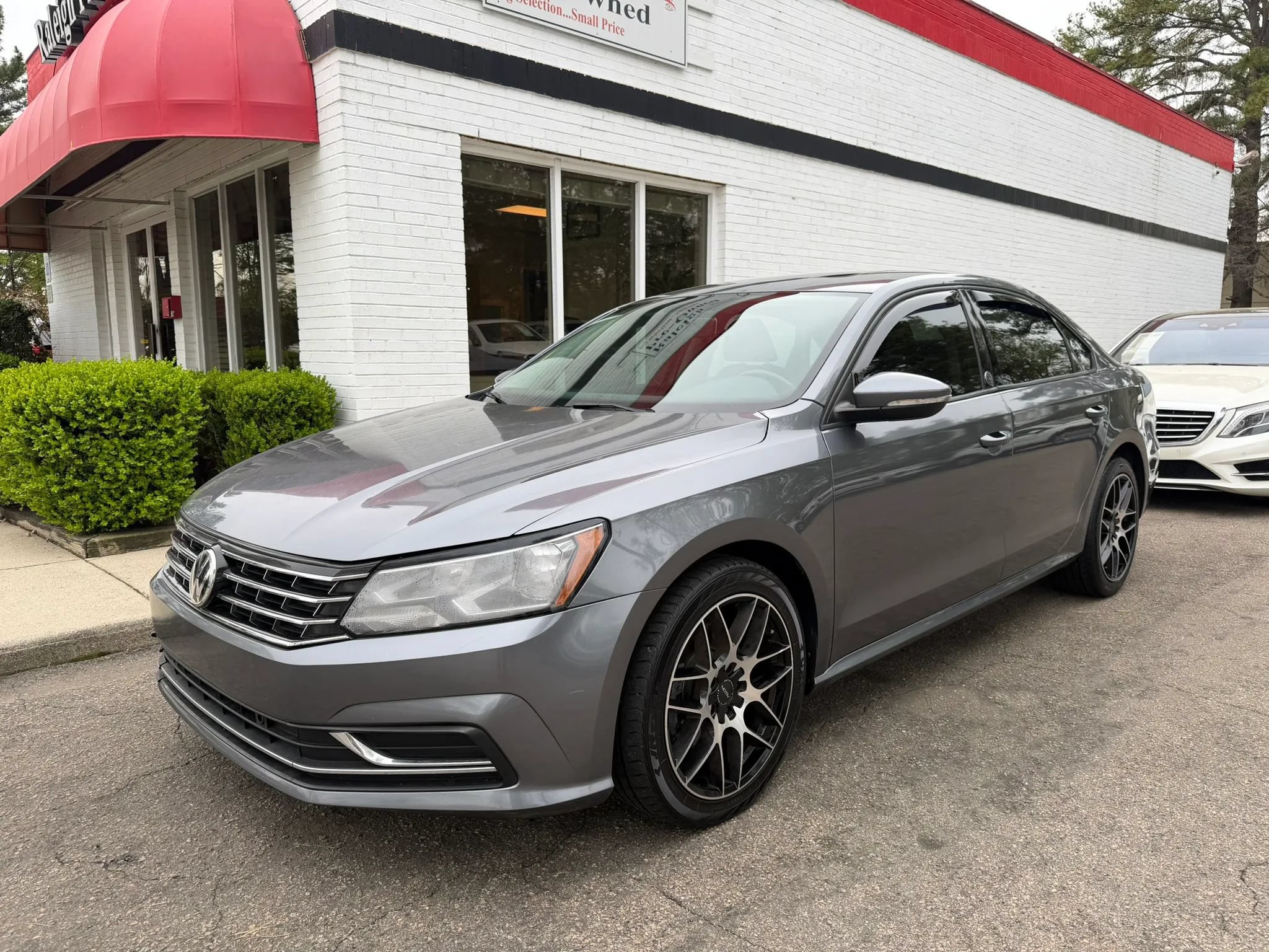 Used 2019 Volkswagen Passat 2.0T Wolfsburg FWD image 2