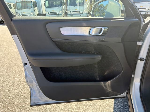 Used 2021 Volvo XC40 T4 Momentum image 10