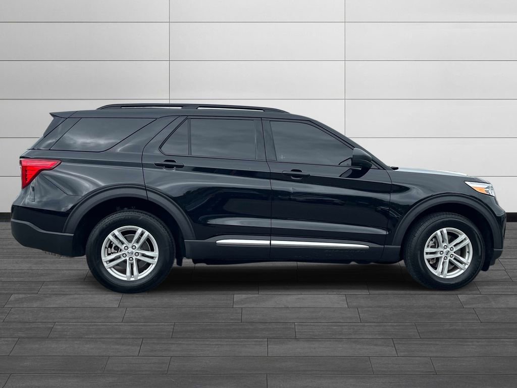 Used 2024 Ford Explorer XLT w/ Equipment Group 202A AWD/4WD image 2