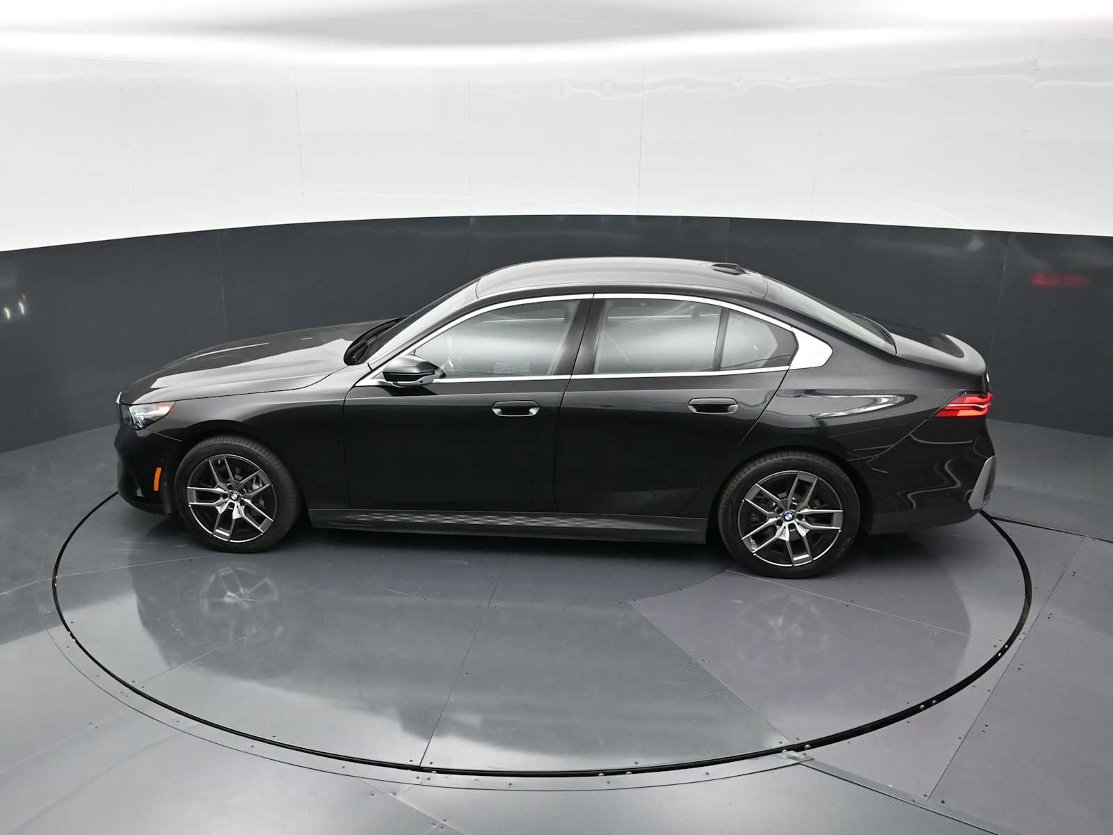 Used 2026 BMW i5 eDrive40 w/ Executive Package RWD image 24