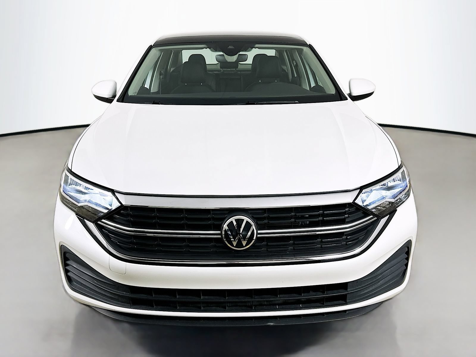 Used 2024 Volkswagen Jetta SE FWD image 2