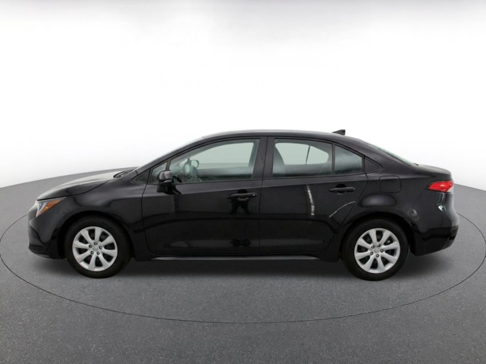 Used 2025 Toyota Corolla LE FWD image 4