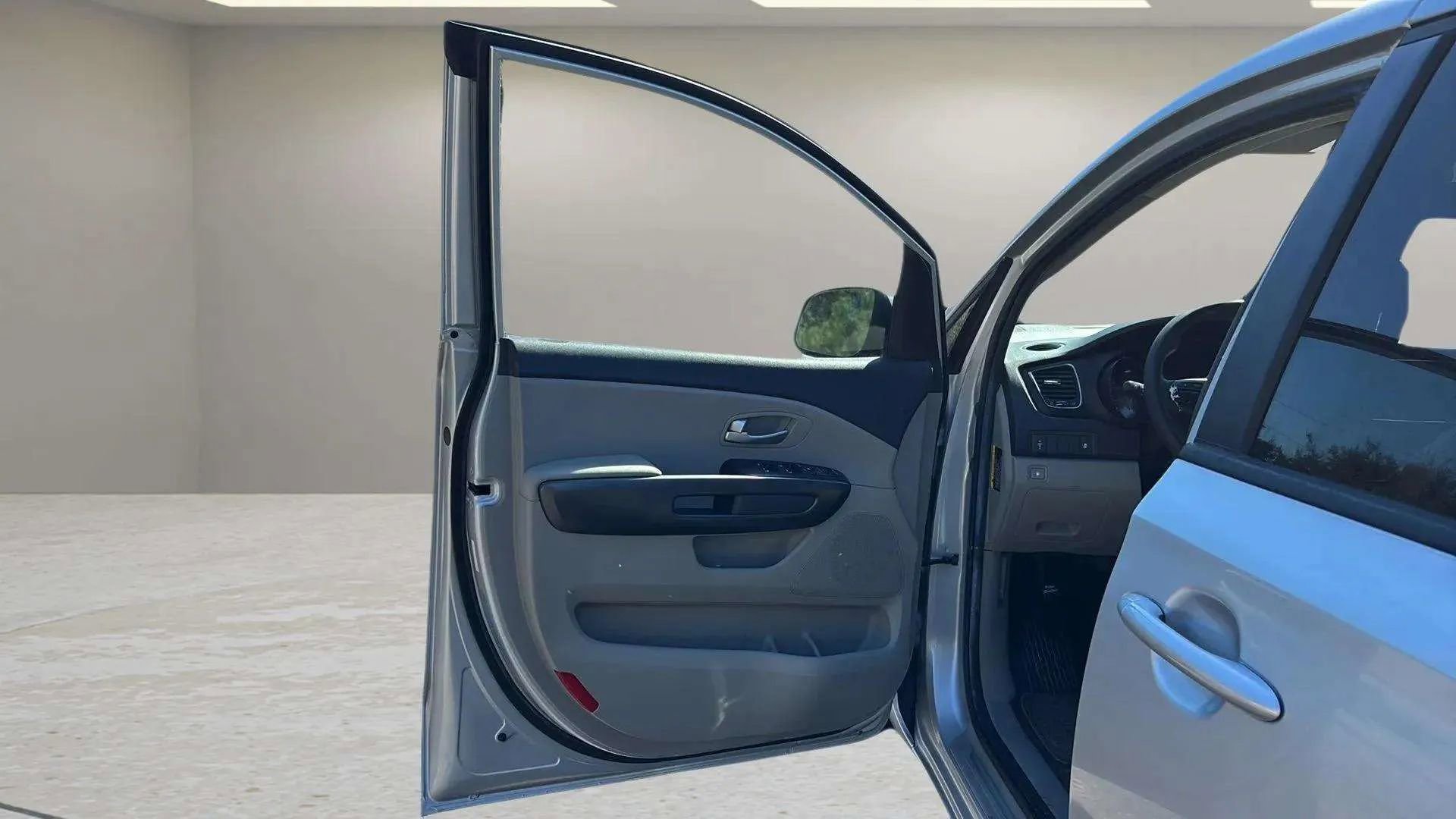 Used 2017 Kia Sedona LX image 9