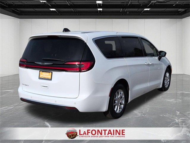 Used 2024 Chrysler Pacifica Touring-L image 5