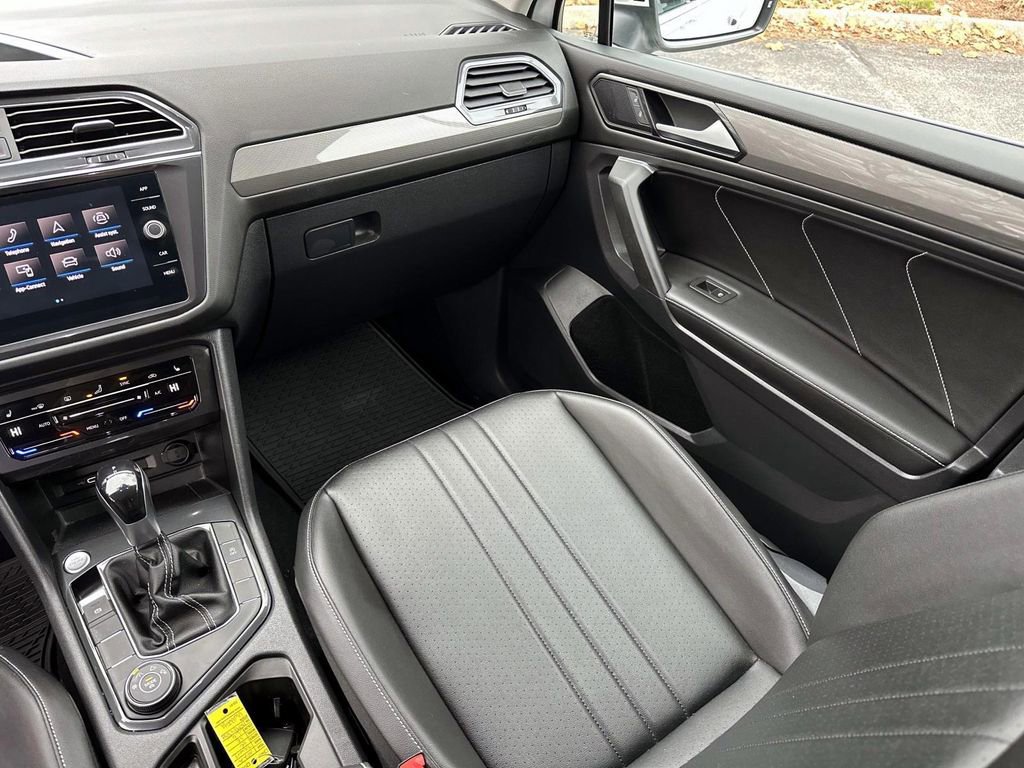Used 2022 Volkswagen Tiguan SE image 32