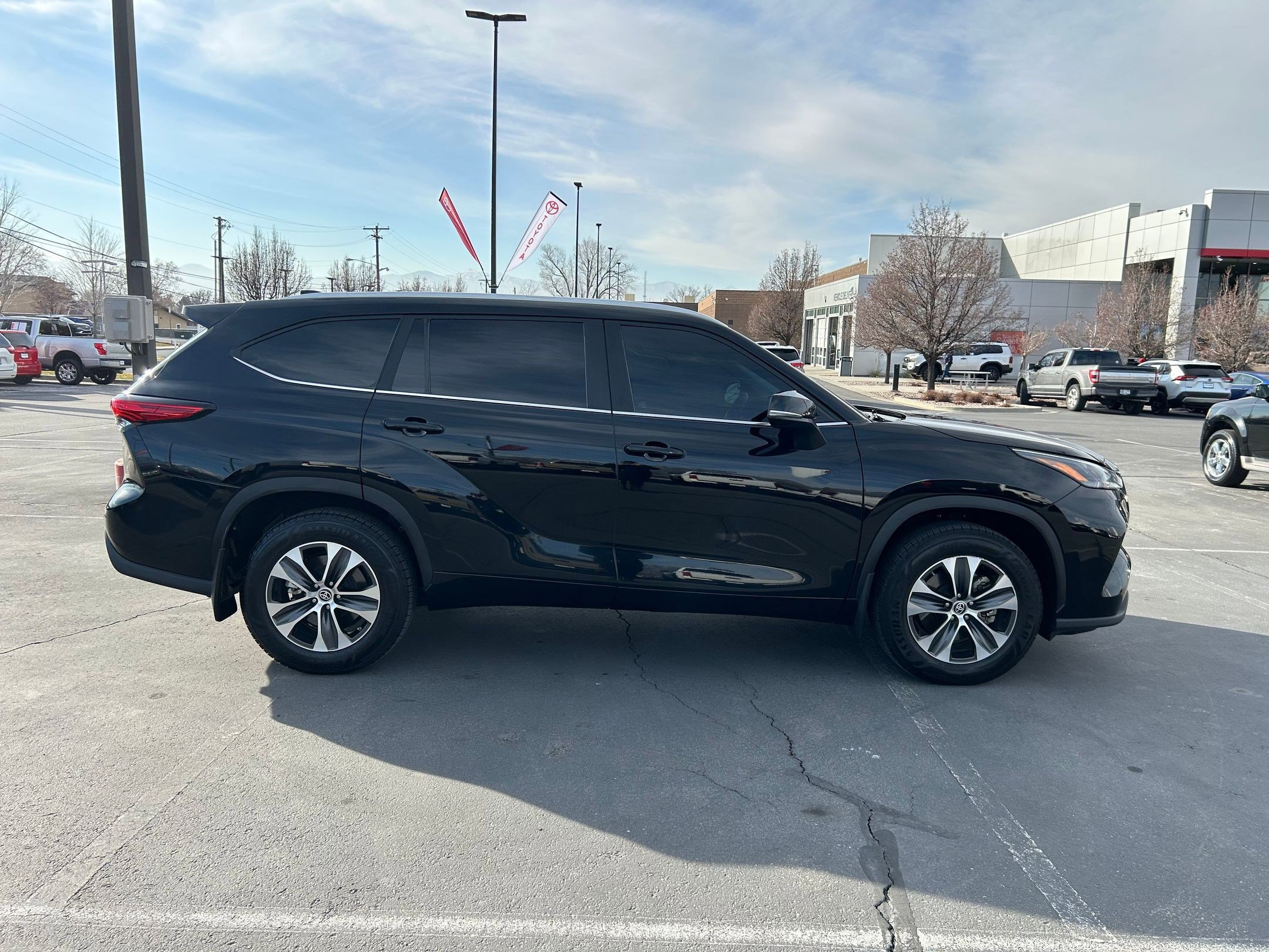 Certified 2023 Toyota Highlander XLE image 6