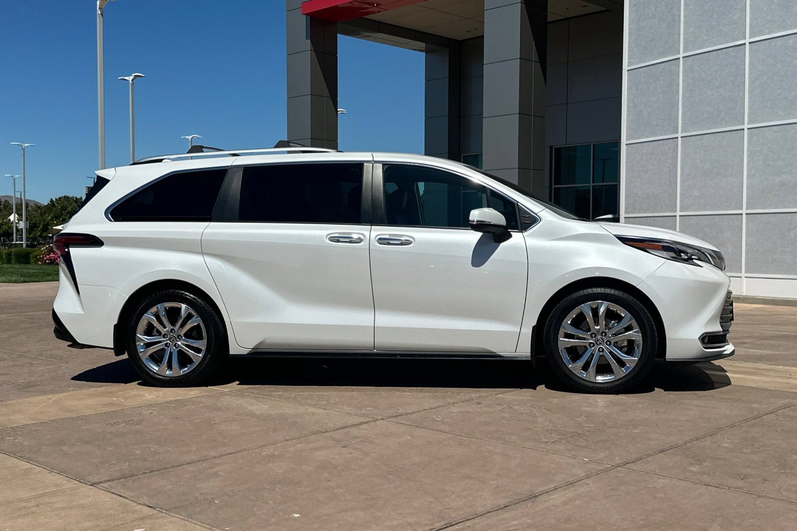 Certified 2023 Toyota Sienna Platinum FWD image 3
