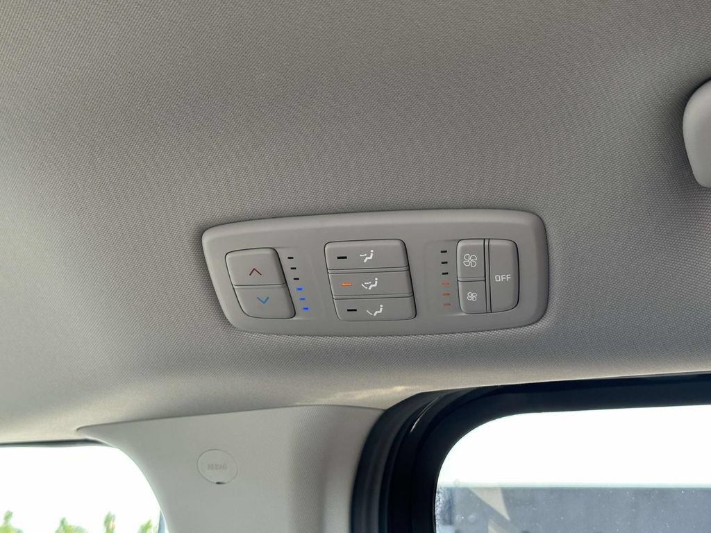 New 2024 Kia Carnival LX FWD image 11
