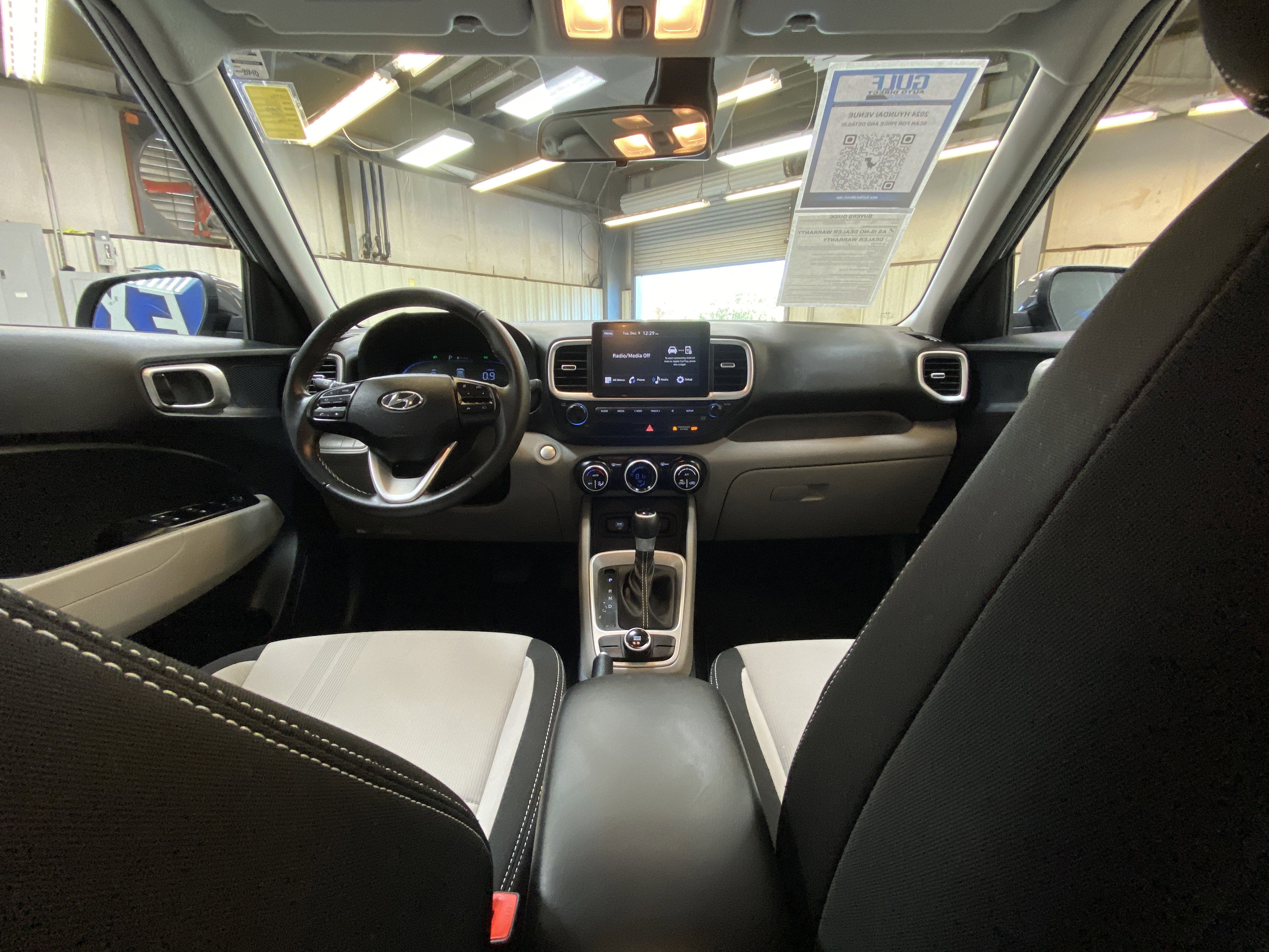 Used 2024 Hyundai Venue SEL image 17