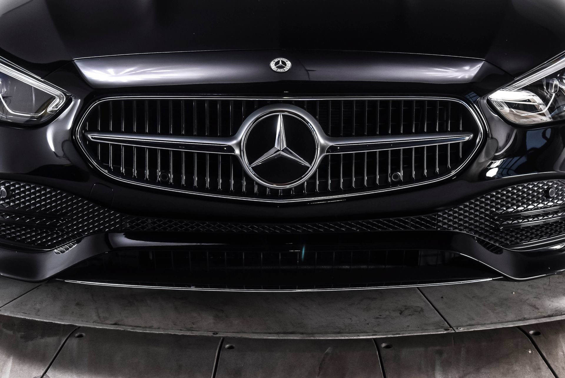 Used 2024 Mercedes-Benz C 300 4MATIC Sedan w/ Advanced USB Package image 9