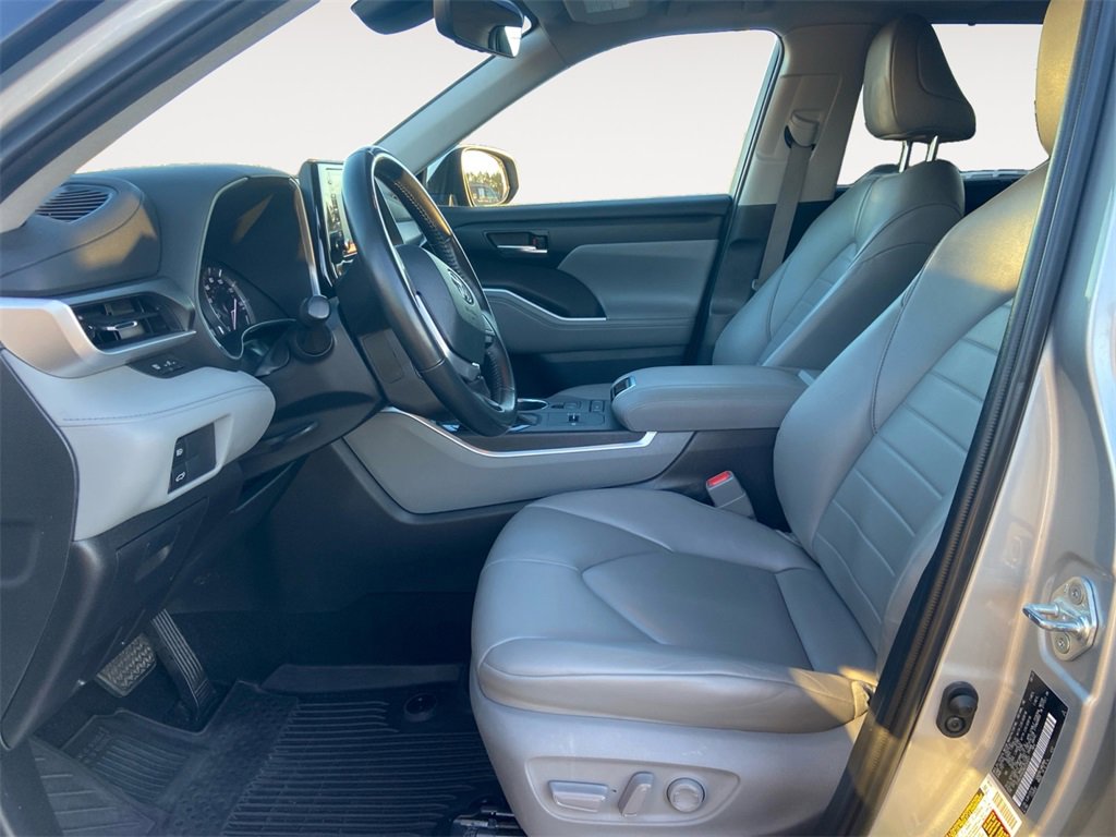 Used 2022 Toyota Highlander XLE image 9
