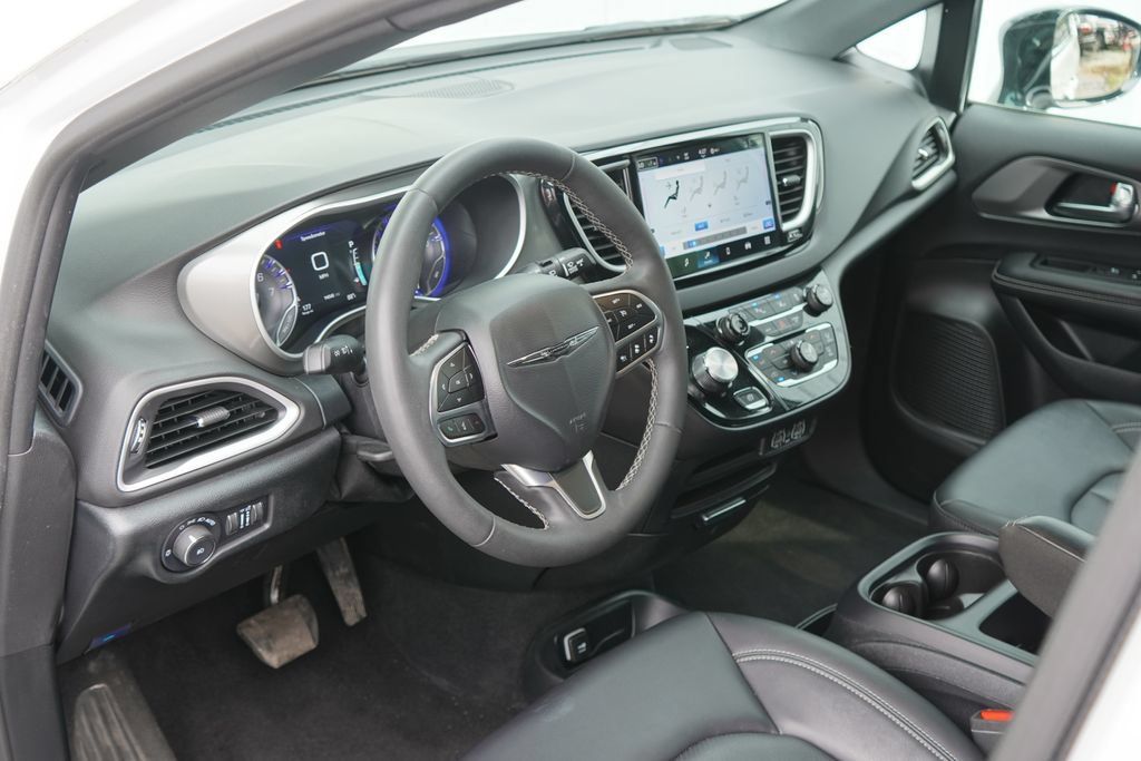 Used 2025 Chrysler Pacifica Select FWD image 11