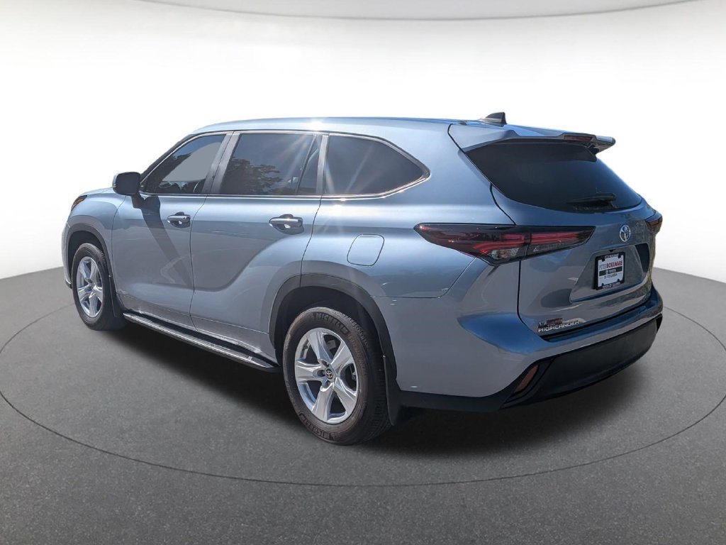Used 2024 Toyota Highlander LE AWD/4WD image 4