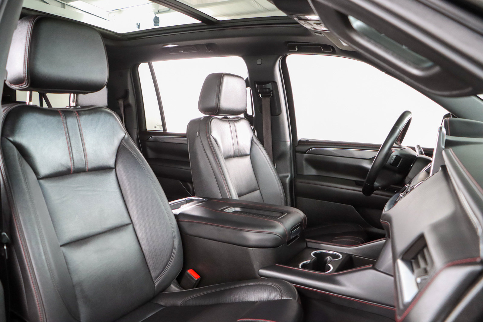 Used 2024 Chevrolet Suburban RST w/ Luxury Package AWD/4WD image 32