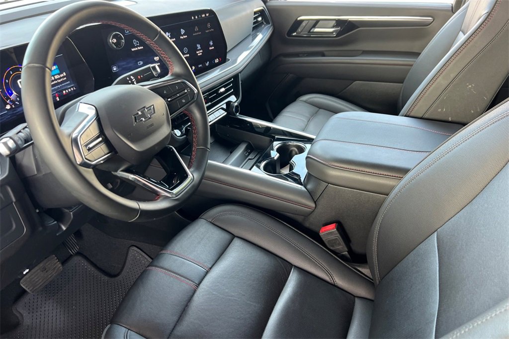 Used 2025 Chevrolet Suburban RST image 4
