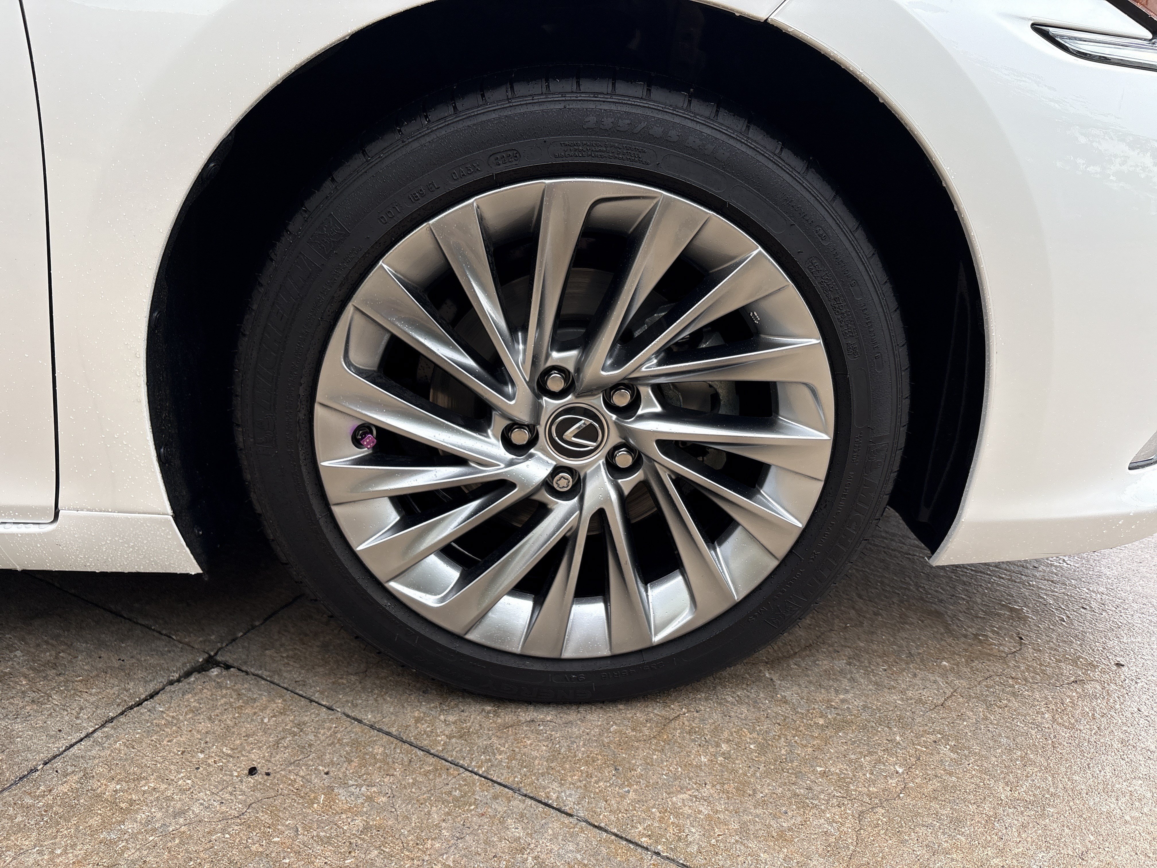 Certified 2022 Lexus ES 300h w/ Accessory Package FWD image 13