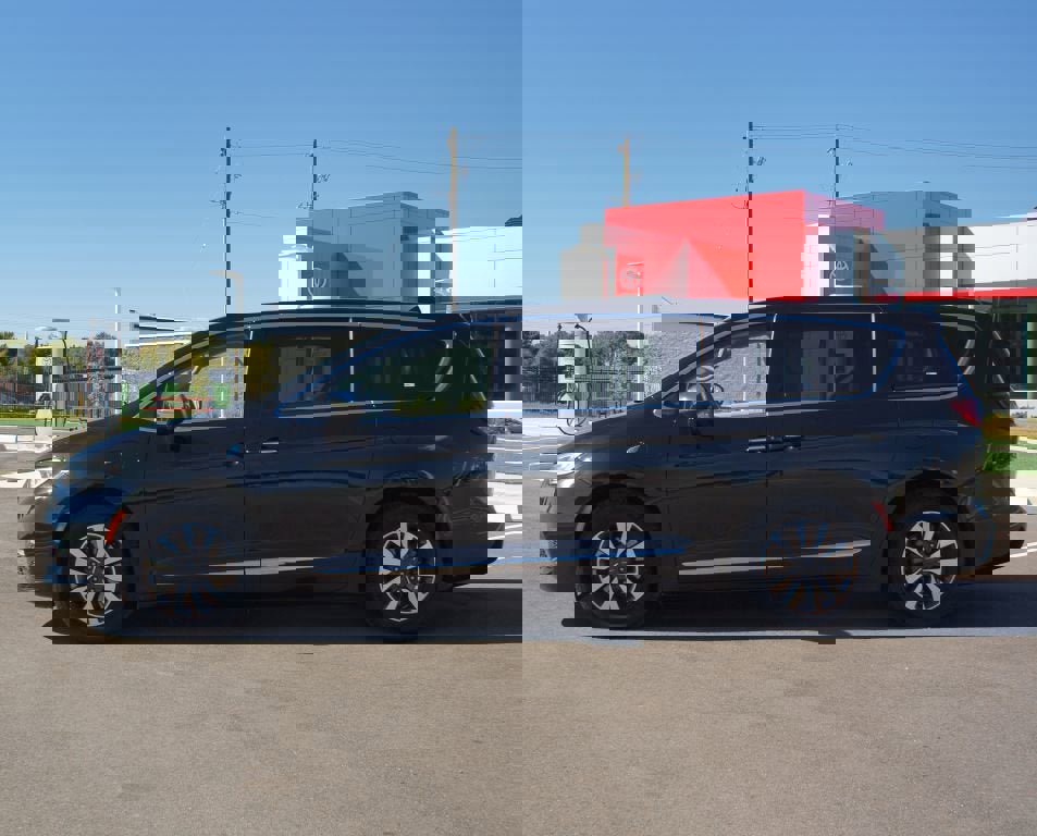 Used 2022 Chrysler Pacifica Limited w/ Uconnect Theater Family Group image 15