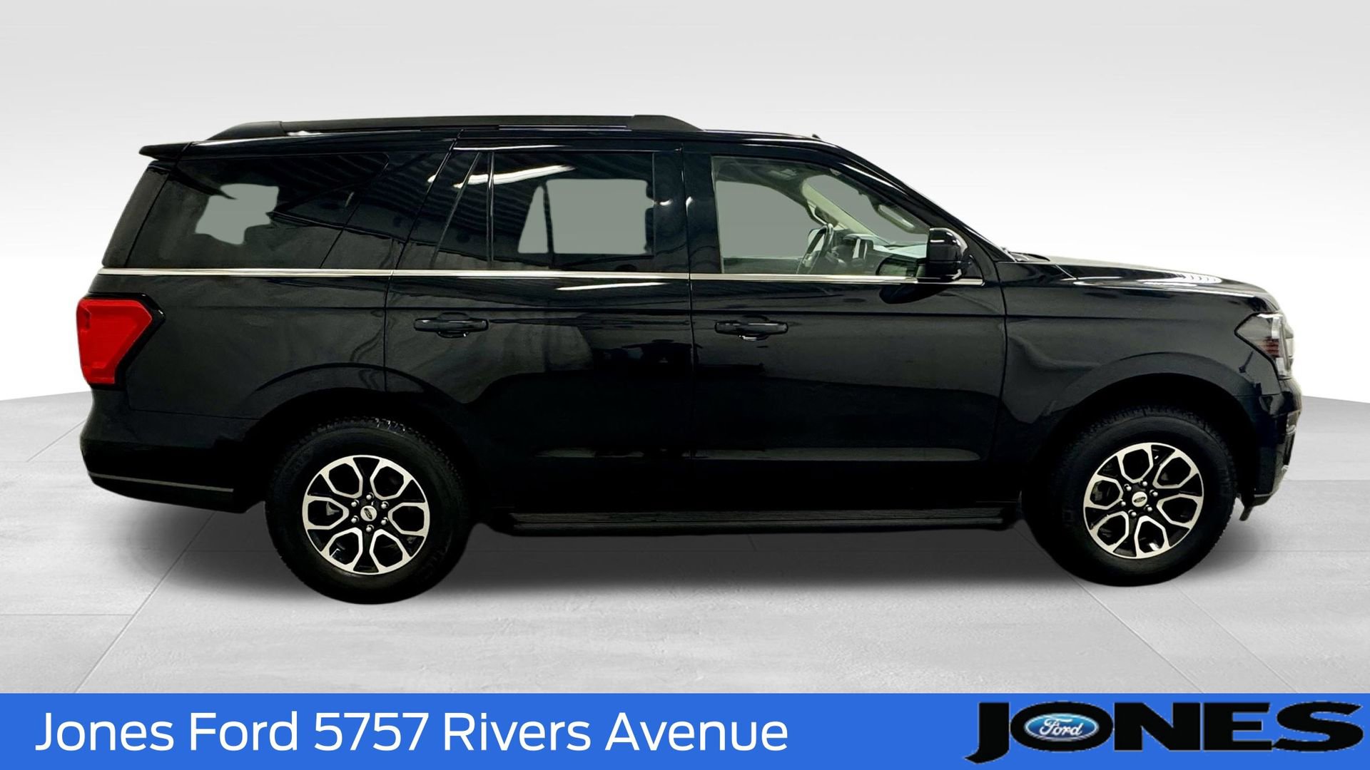 Certified 2024 Ford Expedition XLT image 3