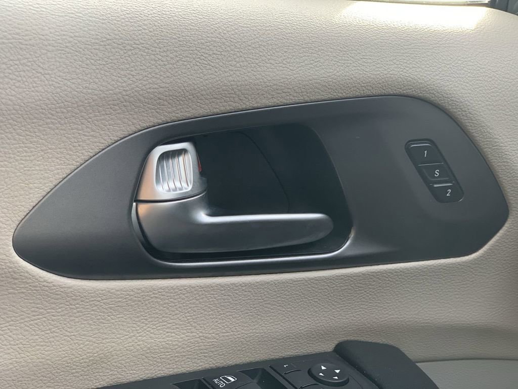 Used 2022 Chrysler Pacifica Touring-L image 16