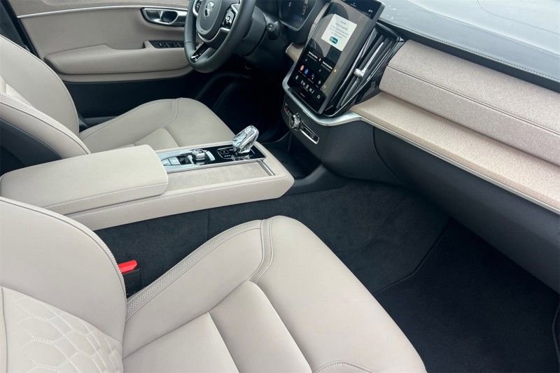 Certified 2025 Volvo XC90 B6 Plus image 18