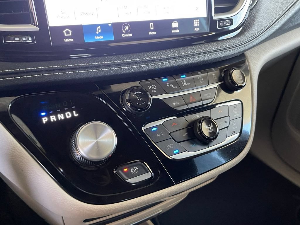 Used 2023 Chrysler Pacifica Touring-L FWD image 19