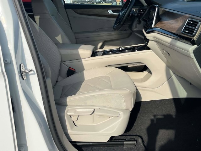 Used 2025 Volkswagen Atlas SE AWD/4WD image 24