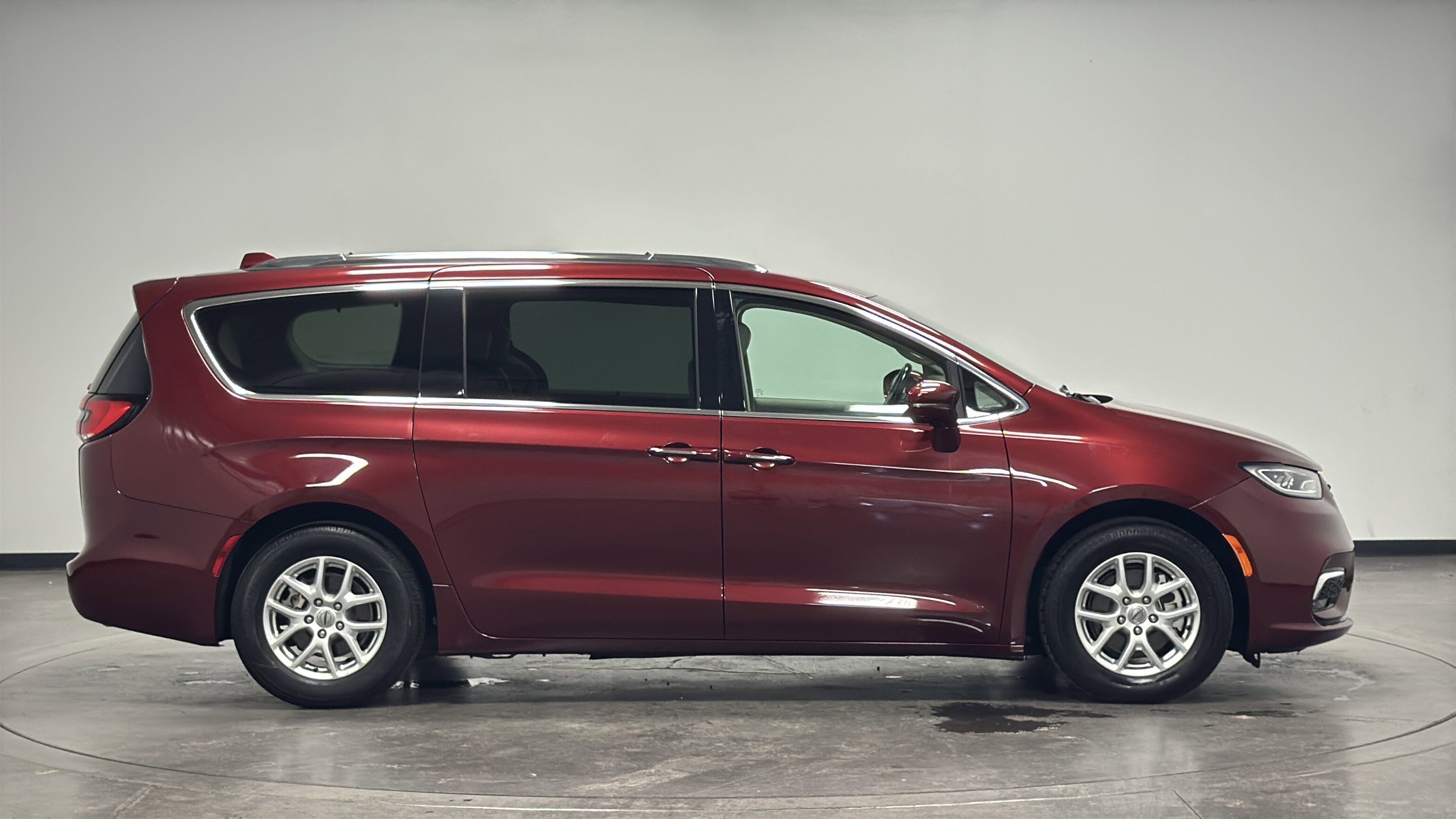 Used 2021 Chrysler Pacifica Touring-L image 9