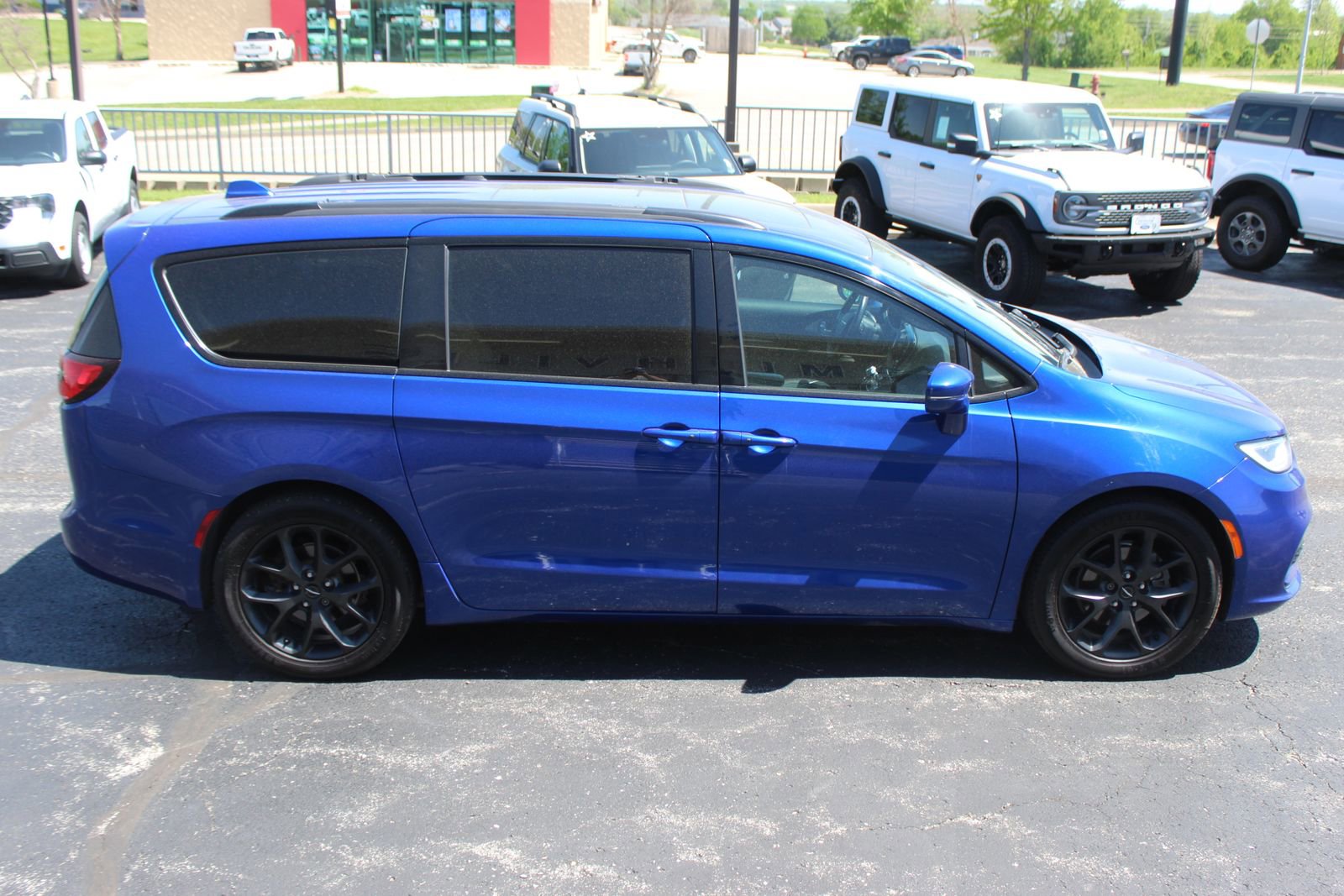 Used 2021 Chrysler Pacifica Touring-L w/ Uconnect Theater Family Group FWD image 7